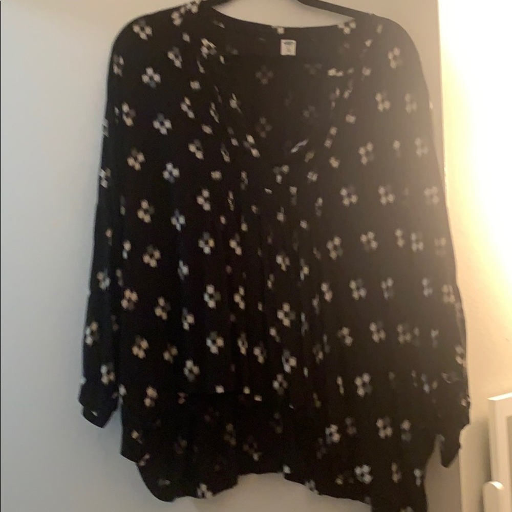 Black and white patterned tunic blouse